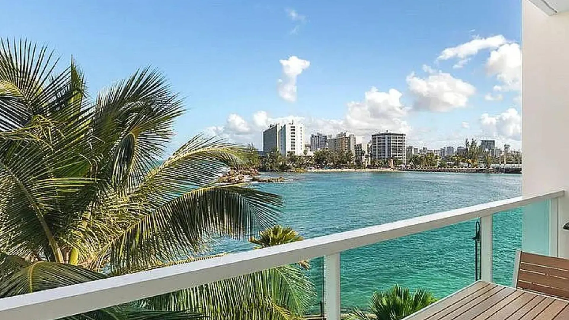 Oceanview Sub Penthouse, Walk To Beach & Pool San Juan