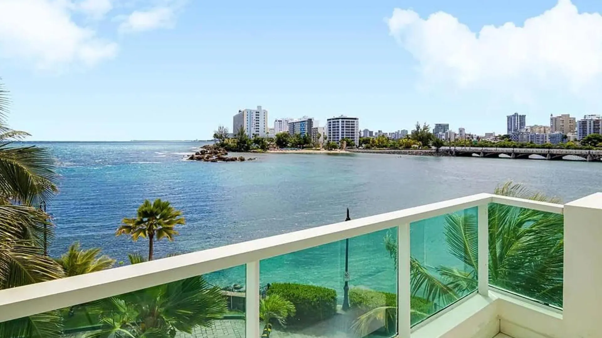 Oceanview Sub Penthouse, Walk To Beach & Pool San Juan